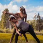Séance De Yoga Prénatal Avec Une Femme Enceinte Et Le Prof De Yoga À L'Éxtérieur