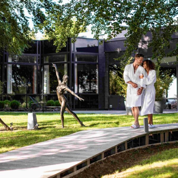 Couple Se Promenant Dans Le Centre Wellness Extérieur Reposant Du Domaine Des Hautes Fagnes